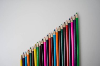 Beyaz arka planda izole edilmiş renkli kalemler. Kapatın..