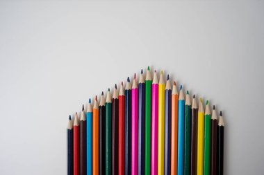 Beyaz arka plan üzerinde izole renkli kalemler. yukarı ok