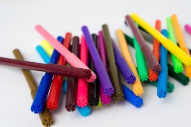 Renk renk pen marker izole üzerinde beyaz arka plan belirleme