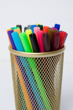 Kalem durumda beyaz arka plan üzerinde renkli işaretleyicileri izole