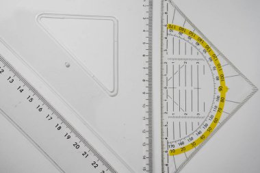 birden fazla plastik cetvelleri ve beyaz arka plan üzerinde izole iletki, set