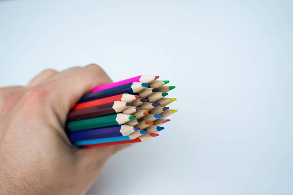 彩色铅笔在手上 白色背景封闭 — 图库照片