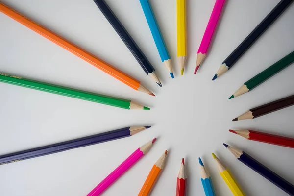 Crayons Couleur Dans Organiser Couleurs Roue Couleur Sur Fond Blanc — Photo