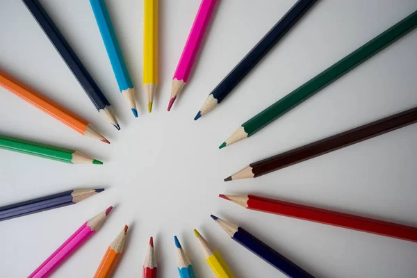 Цветные Карандаши Виде Цветовых Колес Белом Фоне — стоковое фото