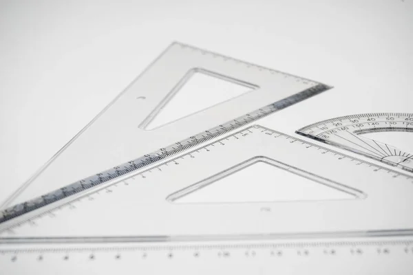 birden fazla plastik cetvelleri ve beyaz arka plan üzerinde izole iletki, set