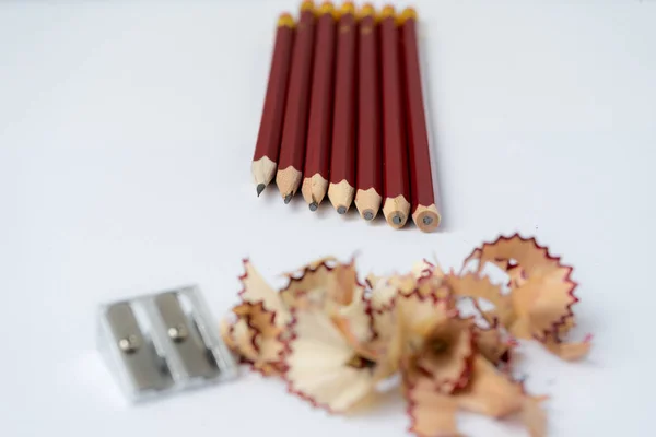 Crayon Avec Des Copeaux Affûtage Sur Fond Blanc Focus Sélectif — Photo