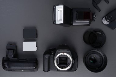 Fotoğraf konsepti ile dslr lense flash piller pil kavrama uzaktan kumandası filtre ve lens kapağı acessories Grey kopya alanı ile