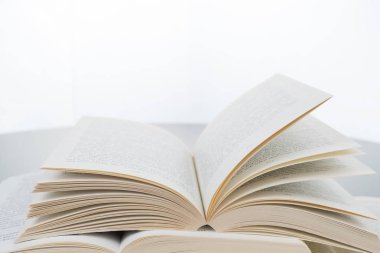 Yığın izole beyaz arka plan, eğitim, öğrenme, eğitim gri masada açık kitap