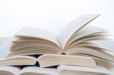 Yığın izole beyaz arka plan, eğitim, öğrenme, eğitim gri masada açık kitap