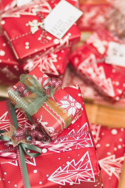 Büyük ve küçük kırmızı ve altın hediye kutuları, izole Noel oyuncaklar