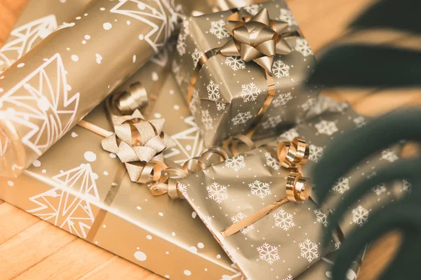 Büyük ve küçük kırmızı ve altın hediye kutuları, izole Noel oyuncaklar