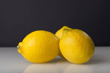 gri arka plan üzerinde izole sarı limon