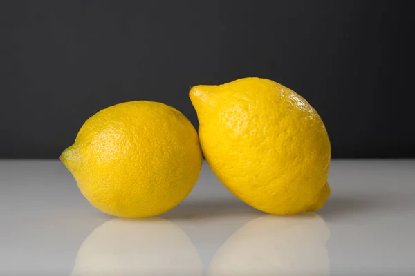 Gri Arka Plan Üzerinde Izole Sarı Limon — Stok fotoğraf