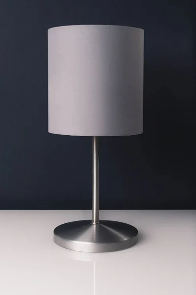 白と濃い灰色の背景に分離された灰色のテーブル ランプ ストックフォト