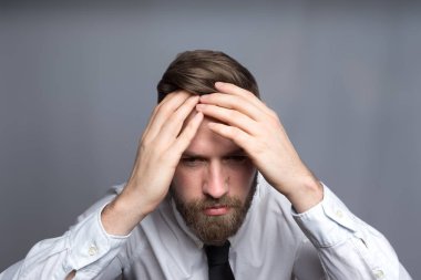 Yüzünü elleri üzerinde dinlenme çok üzgün, depresif, yalnız, hayal kırıklığına bir adam portresi,