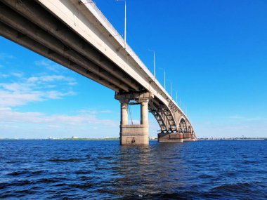 Saratov şehirler ve Engels Volga Nehri arasında köprü fotoğrafı