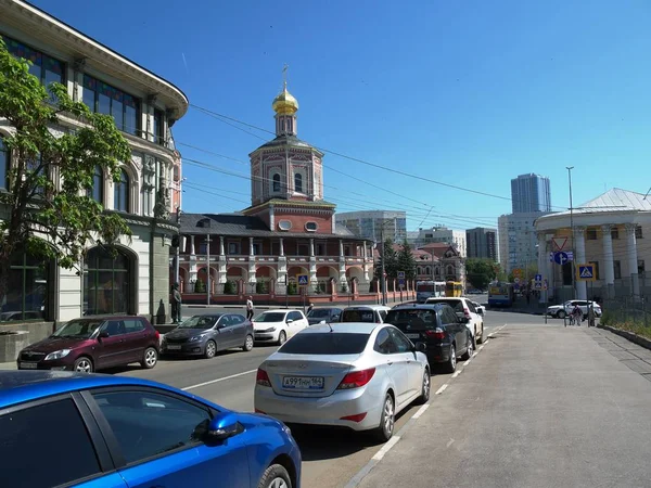 サラトフ ロシア 2019年5月30日 レルモントフ通りとモスクワ通りの交差点でサラトフ市の歴史的な部分のビュー 17世紀の大聖堂から近代的な建物まで さまざまなタイプの建物が混在しています — ストック写真