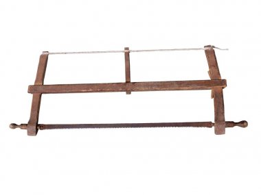 Beyaz bir arka plan üzerinde izole edilmiş eski bir iki elle testere fotoğrafı.