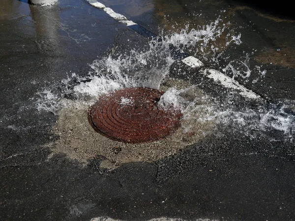 Foto Alcantarilla Que Brotó Agua Como Resultado Ruptura Tubería —  Fotos de Stock