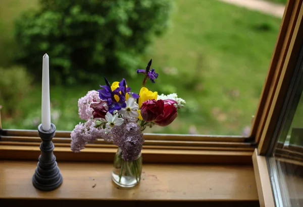 チューリップ ライラック 虹彩の美しい春の花束が窓辺にあります 春の背景 — ストック写真