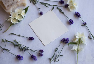 Lavanta ve yasemin sabunu, hediye kutusu, yukarıdan temiz boş manzara. Davetiye, kart ya da tarif için beyaz arka plan.