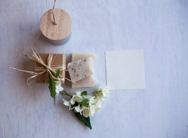 Lavanta ve yasemin sabunu, hediye kutusu, yukarıdan temiz boş manzara. Davetiye, kart ya da tarif için beyaz arka plan.