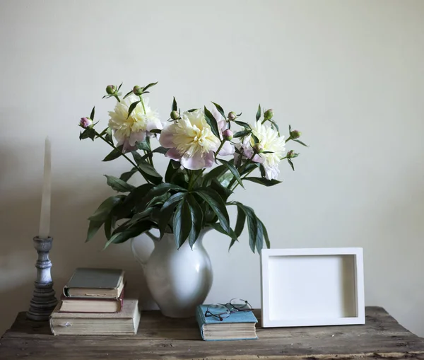 Interior Vintage Stillife Mesa Contra Parede Com Buquê Peônias Livros — Fotografia de Stock