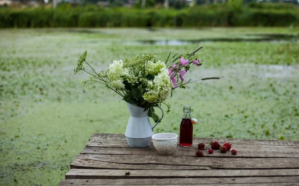 Ein Strauß Wildblumen Und Erdbeeren Auf Dem Holzsteg Teich — Stockfoto