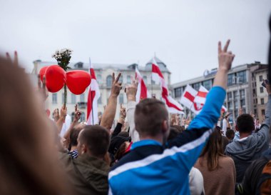 Minsk .Belarus.23.08.2020: Beyaz Rusya 'da devrim. Minsk sokaklarında bayrakları ve posterleri olan barışçıl göstericiler.
