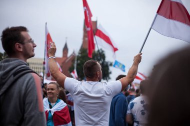 Minsk .Belarus.23.08.2020: Beyaz Rusya 'da devrim. Minsk sokaklarında bayrakları ve posterleri olan barışçıl göstericiler.
