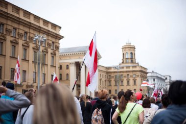 Minsk .Belarus.23.08.2020: Beyaz Rusya 'da devrim. Minsk sokaklarında bayrakları ve posterleri olan barışçıl göstericiler.