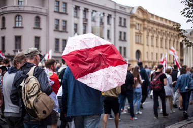 Minsk .Belarus.23.08.2020: Beyaz Rusya 'da devrim. Minsk sokaklarında bayrakları ve posterleri olan barışçıl göstericiler.