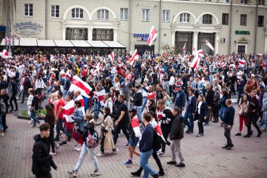 Minsk .Belarus.23.08.2020: Beyaz Rusya 'da devrim. Minsk sokaklarında bayrakları ve posterleri olan barışçıl göstericiler.