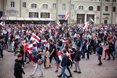 Minsk .Belarus.23.08.2020: Beyaz Rusya 'da devrim. Minsk sokaklarında bayrakları ve posterleri olan barışçıl göstericiler.