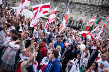 Minsk .Belarus.23.08.2020: Beyaz Rusya 'da devrim. Minsk sokaklarında bayrakları ve posterleri olan barışçıl göstericiler.
