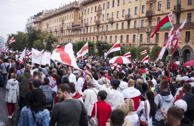 Minsk .Belarus.23.08.2020: Beyaz Rusya 'da devrim. Minsk sokaklarında bayrakları ve posterleri olan barışçıl göstericiler.