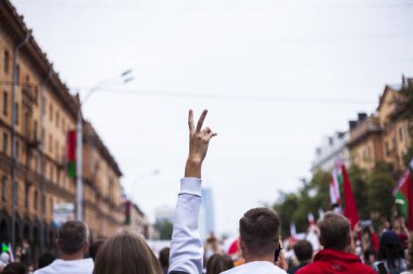 Minsk .Belarus.23.08.2020: Beyaz Rusya 'da devrim. Minsk sokaklarında bayrakları ve posterleri olan barışçıl göstericiler.