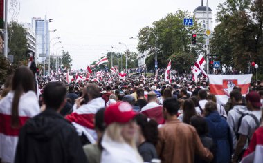 Minsk .Belarus.23.08.2020: Beyaz Rusya 'da devrim. Minsk sokaklarında bayrakları ve posterleri olan barışçıl göstericiler.