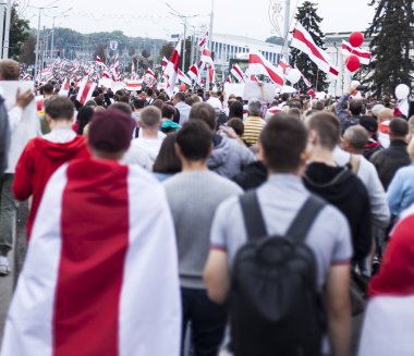 Minsk .Belarus.23.08.2020: Beyaz Rusya 'da devrim. Minsk sokaklarında bayrakları ve posterleri olan barışçıl göstericiler.