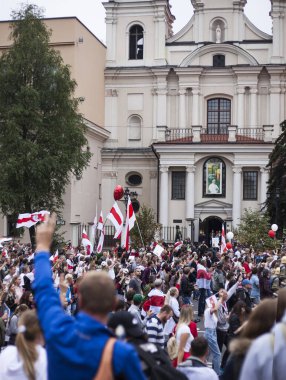 Minsk .Belarus.23.08.2020: Beyaz Rusya 'da devrim. Minsk sokaklarında bayrakları ve posterleri olan barışçıl göstericiler.