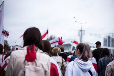 Minsk .Belarus.23.08.2020: Beyaz Rusya 'da devrim. Minsk sokaklarında bayrakları ve posterleri olan barışçıl göstericiler.