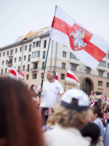 Minsk Belarus 2020 Revolución Belarus Manifestantes Pacíficos Con Banderas Carteles — Foto de Stock