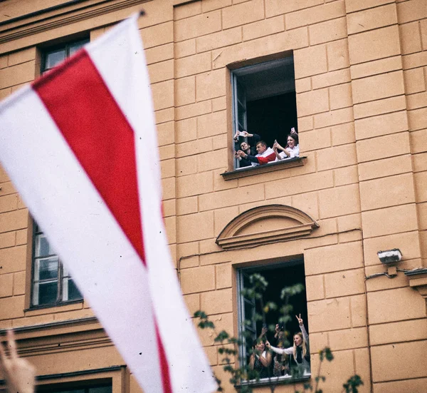 明斯克 白俄罗斯 2020年8月23日 白俄罗斯革命 在明斯克街头高举旗帜和海报的和平示威者 — 图库照片