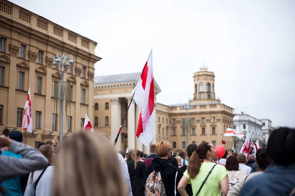Minsk .Belarus.23.08.2020: Beyaz Rusya 'da devrim. Minsk sokaklarında bayrakları ve posterleri olan barışçıl göstericiler.