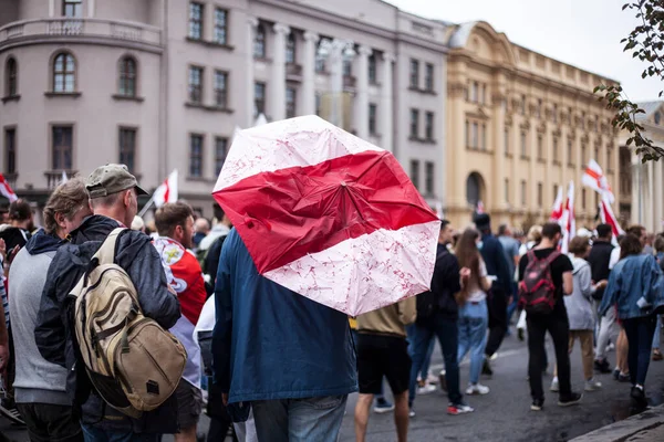 Minsk Belarus 2020 Revolución Belarus Manifestantes Pacíficos Con Banderas Carteles — Foto de Stock