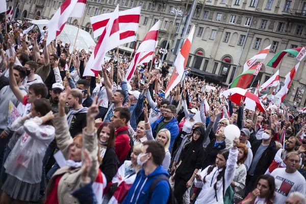 Minsk .Belarus.23.08.2020: Beyaz Rusya 'da devrim. Minsk sokaklarında bayrakları ve posterleri olan barışçıl göstericiler.