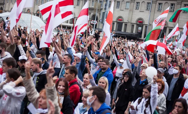 Minsk Belarus 2020 Révolution Belarus Manifestants Pacifiques Avec Drapeaux Affiches — Photo