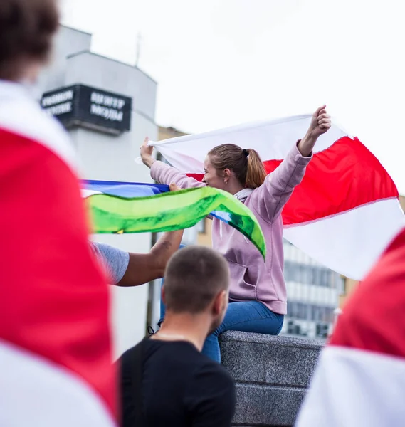 Minsk Belarus 2020 Rivoluzione Belarus Manifestanti Pacifici Con Bandiere Manifesti — Foto Stock