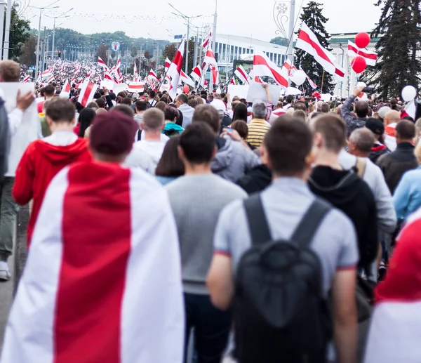 Minsk .Belarus.23.08.2020: Beyaz Rusya 'da devrim. Minsk sokaklarında bayrakları ve posterleri olan barışçıl göstericiler.