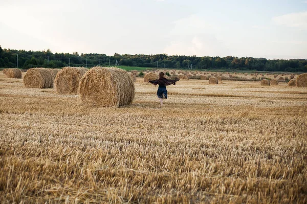 Samanlıklarla biçilmiş çavdar tarlası